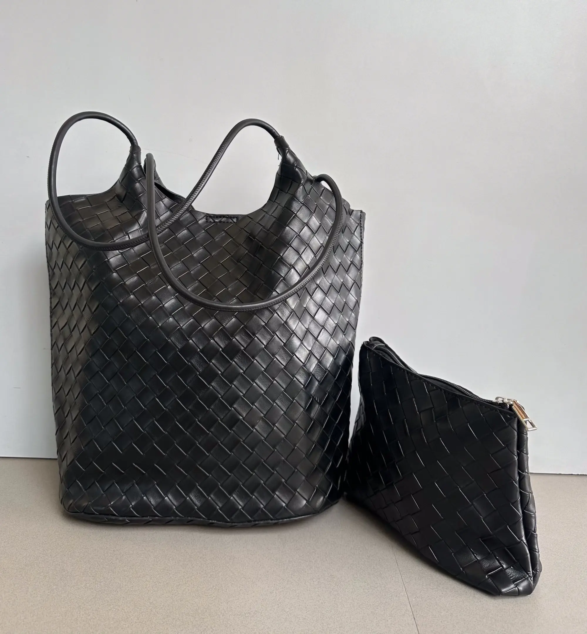 TF70285 HAND BAG