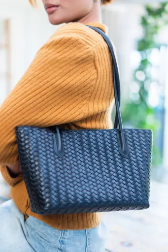 TF70232 HAND BAG